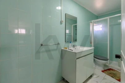 Prédio para Venda em Romeira e Várzea