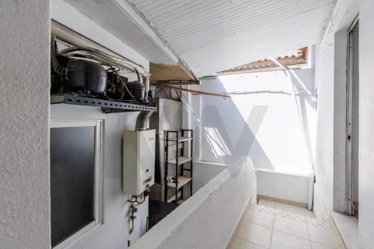 Prédio para Venda em Romeira e Várzea Foto 47