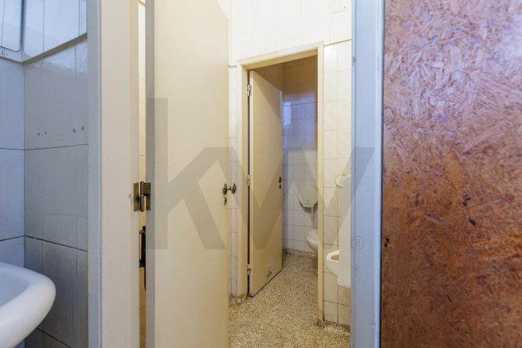 Prédio para Venda em Romeira e Várzea Foto 57