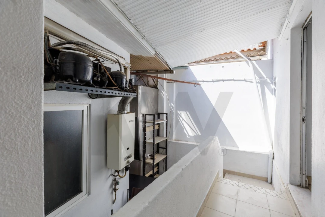 Prédio para Venda em Romeira e Várzea Foto 47