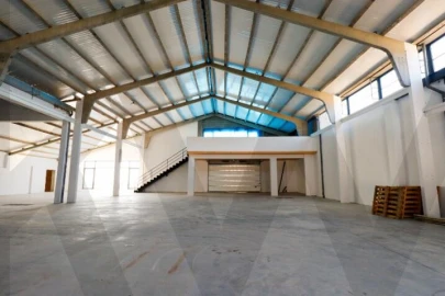 Armazém para Venda em Escapães