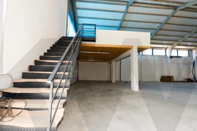 Armazém para Venda em Escapães