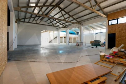 Armazém para Venda em Escapães