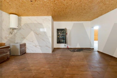 Armazém para Venda em Escapães