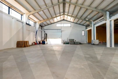 Armazém para Venda em Escapães