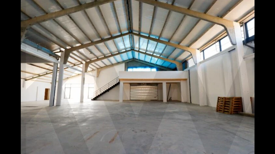 Armazém para Venda em Escapães