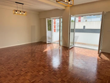 Apartamento T3 para Arrendamento em São Domingos de Benfica