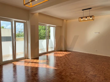 Apartamento T3 para Arrendamento em São Domingos de Benfica
