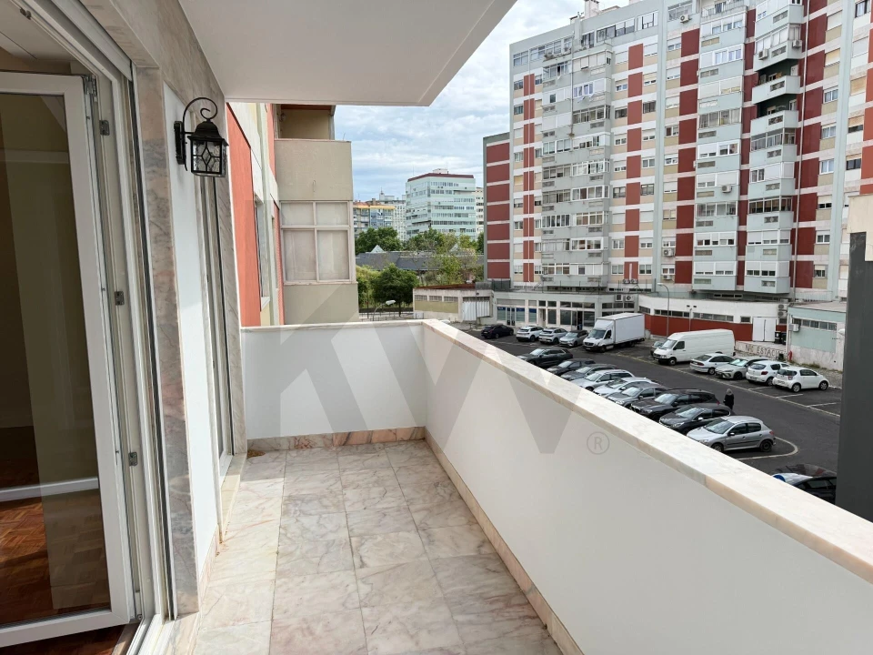 Apartamento T3 para Arrendamento em São Domingos de Benfica Foto 3