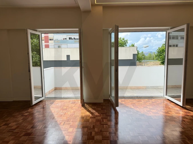 Apartamento T3 para Arrendamento em São Domingos de Benfica Foto 7