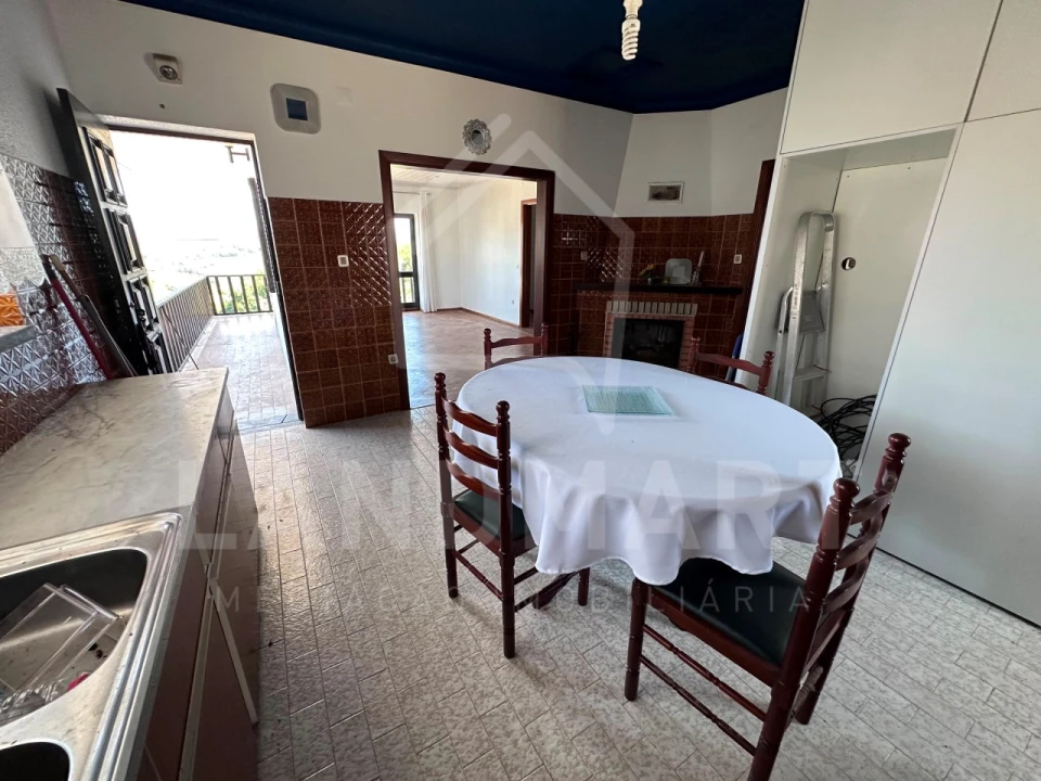 Moradia T3 para Venda em Turquel Foto 4
