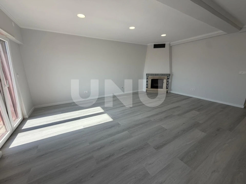 Apartamento T4 para Venda em Amora Foto 3