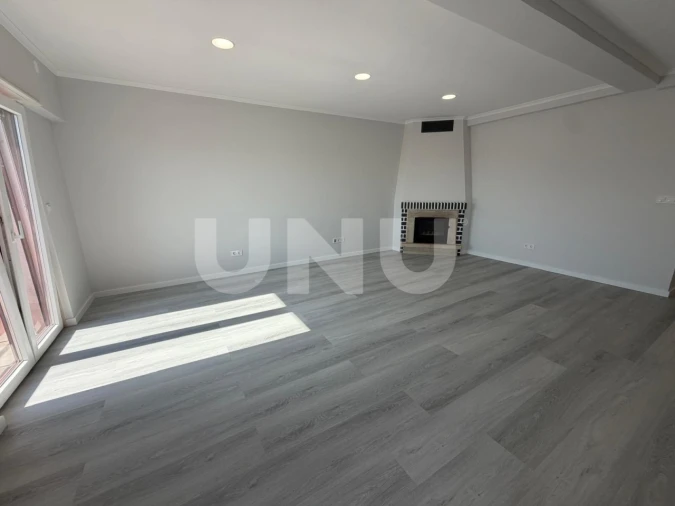 Apartamento T4 para Venda em Amora Foto 3