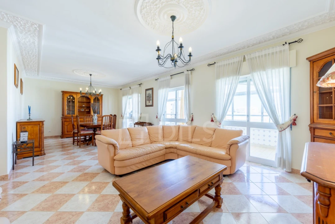 Apartamento T4 para Venda em Quarteira Foto 3