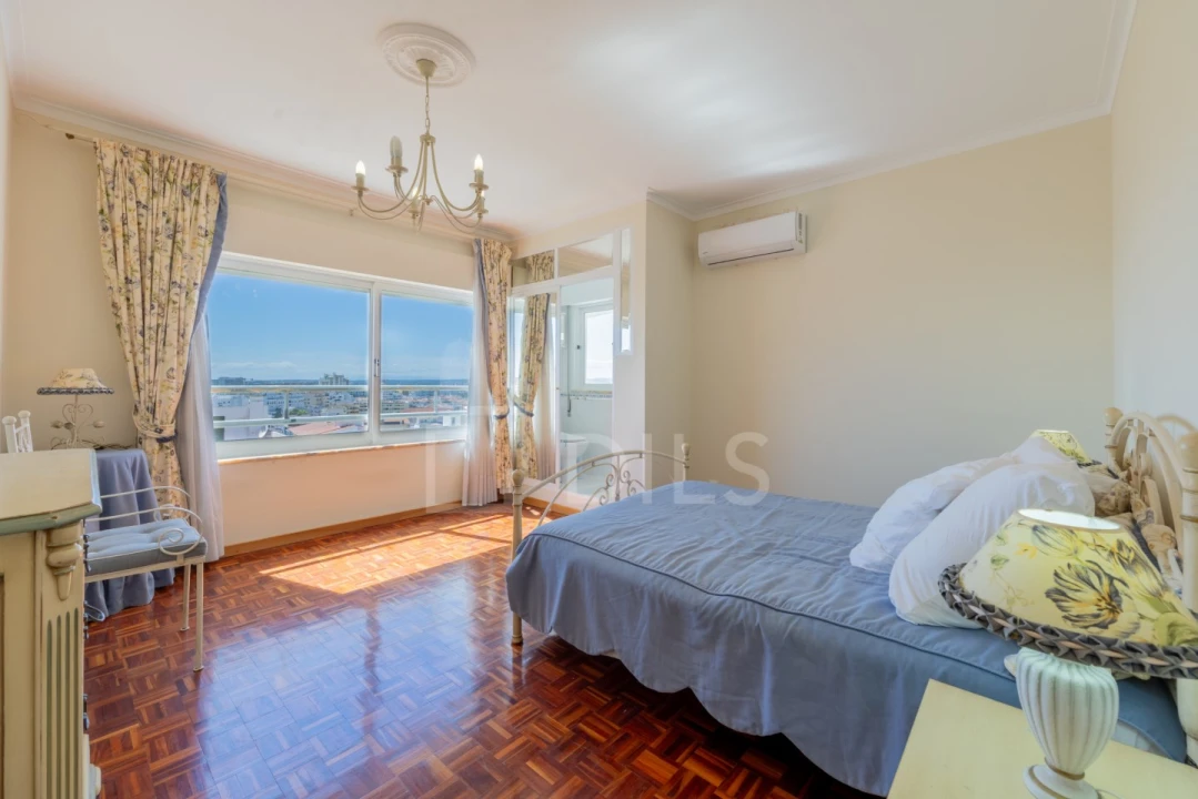 Apartamento T4 para Venda em Quarteira Foto 7