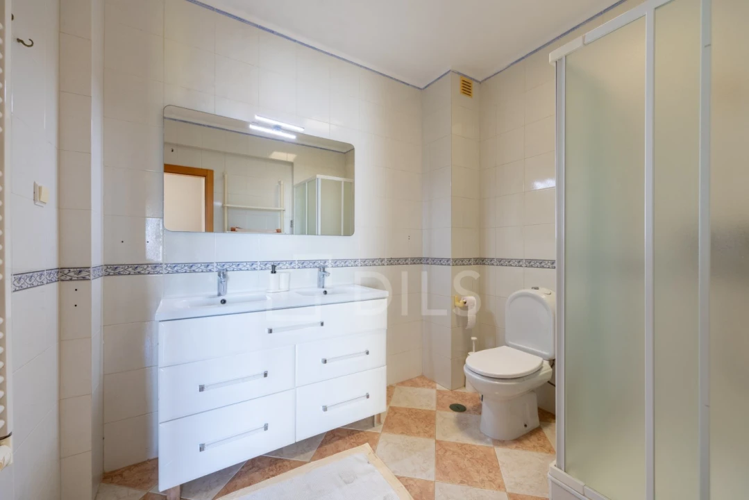 Apartamento T4 para Venda em Quarteira Foto 8