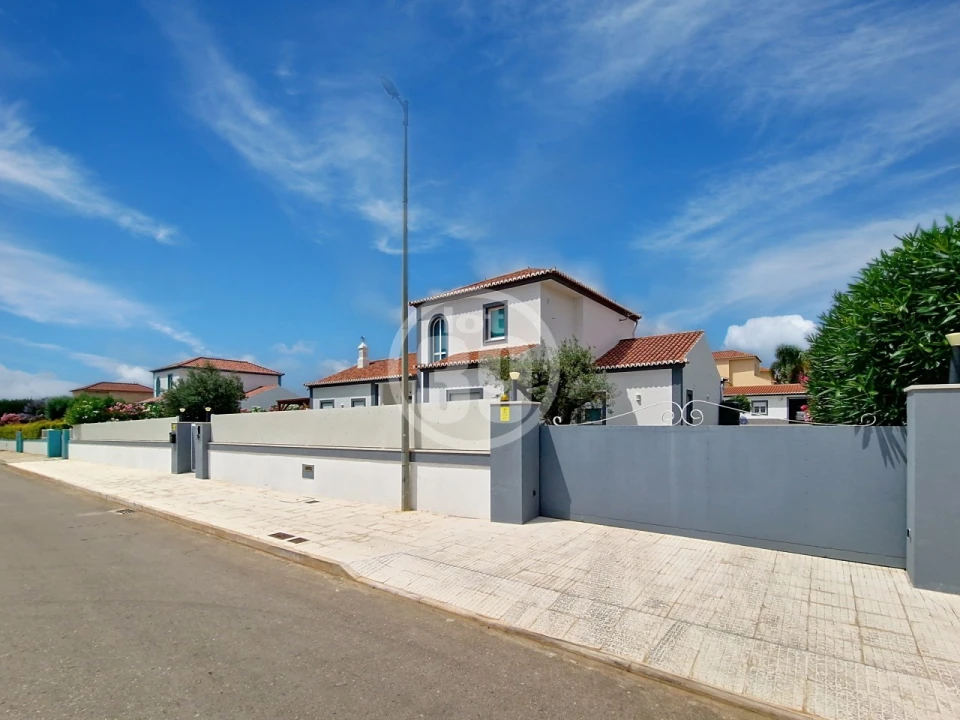 Moradia T4 para Venda em Quelfes Foto 1