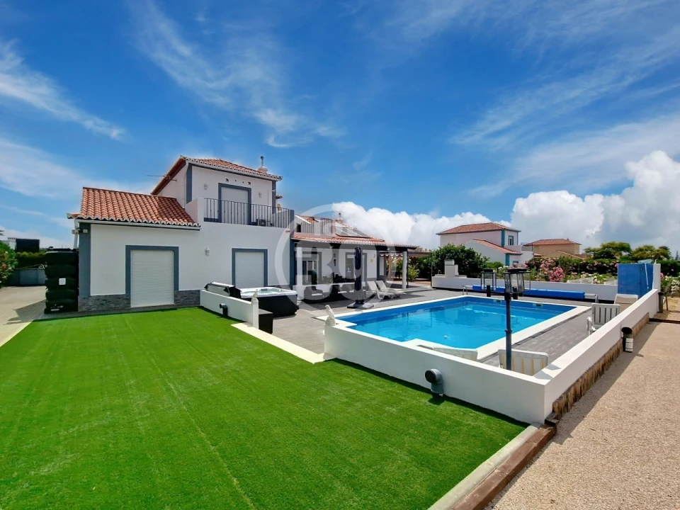 Moradia T4 para Venda em Quelfes Foto 4