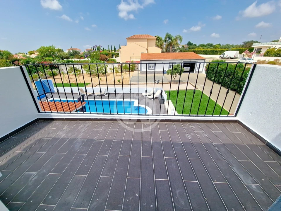 Moradia T4 para Venda em Quelfes Foto 26