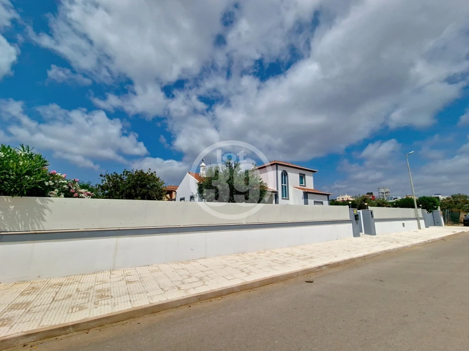 Moradia T4 para Venda em Quelfes Foto 41