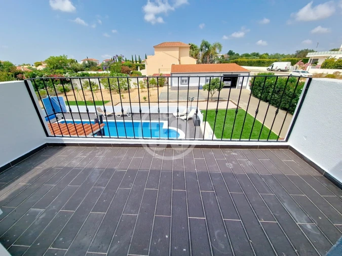 Moradia T4 para Venda em Quelfes Foto 26