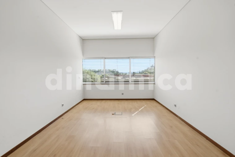 Escritório para Arrendamento em Riba de Ave Foto 14