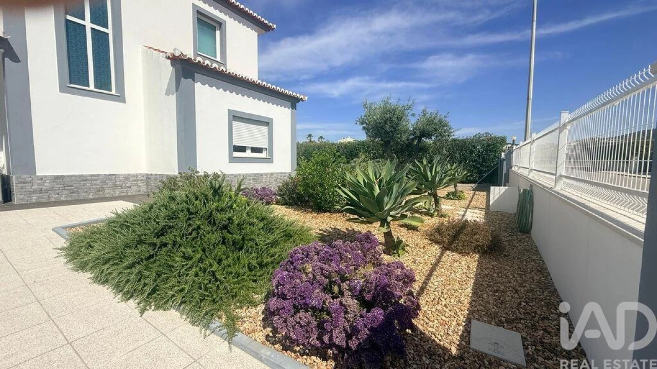 Moradia T4 para Venda em Quelfes Foto 6
