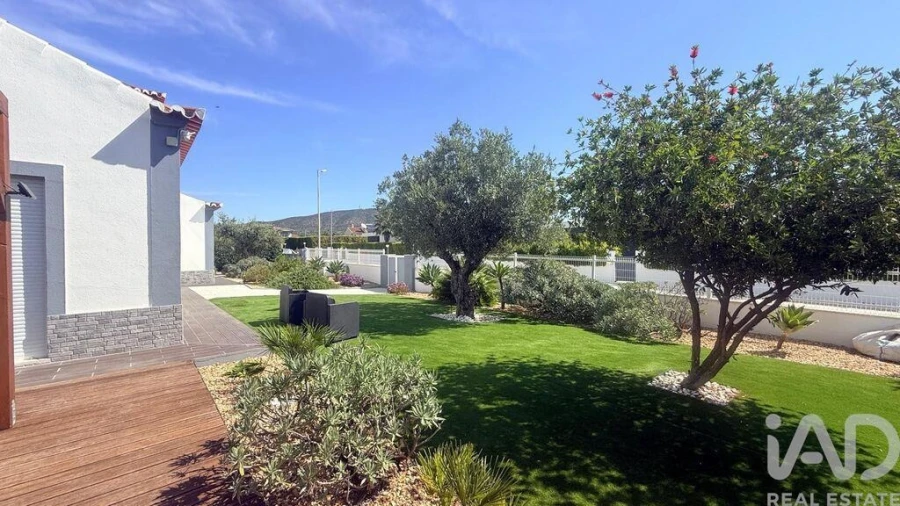 Moradia T4 para Venda em Quelfes Foto 8