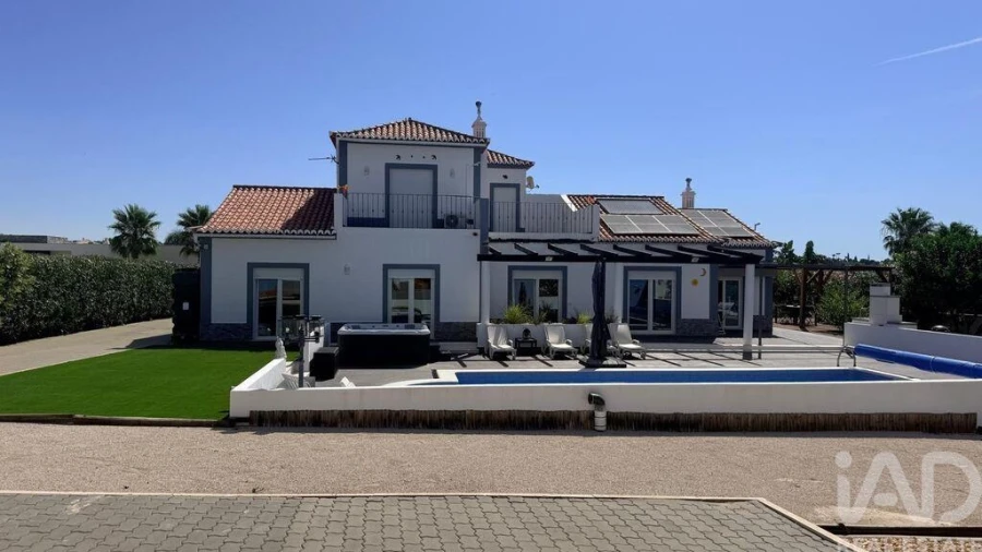 Moradia T4 para Venda em Quelfes Foto 3
