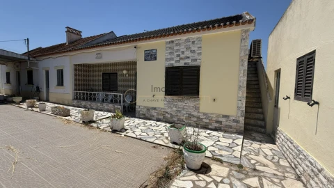 Moradia T4 para Venda em Atalaia e Alto Estanqueiro-Jardia