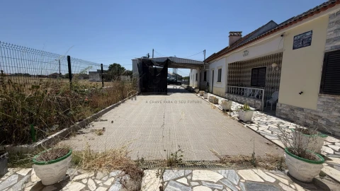 Moradia T4 para Venda em Atalaia e Alto Estanqueiro-Jardia