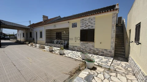 Moradia T4 para Venda em Atalaia e Alto Estanqueiro-Jardia