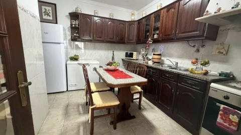 Moradia T4 para Venda em Atalaia e Alto Estanqueiro-Jardia