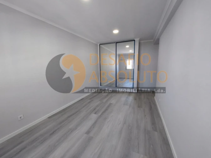 Apartamento T4 para Venda em Amora Foto 12