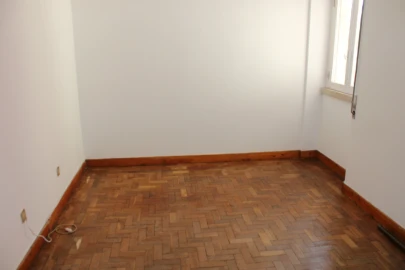 Apartamento T3 para Arrendamento em Santo Antonio dos Olivais