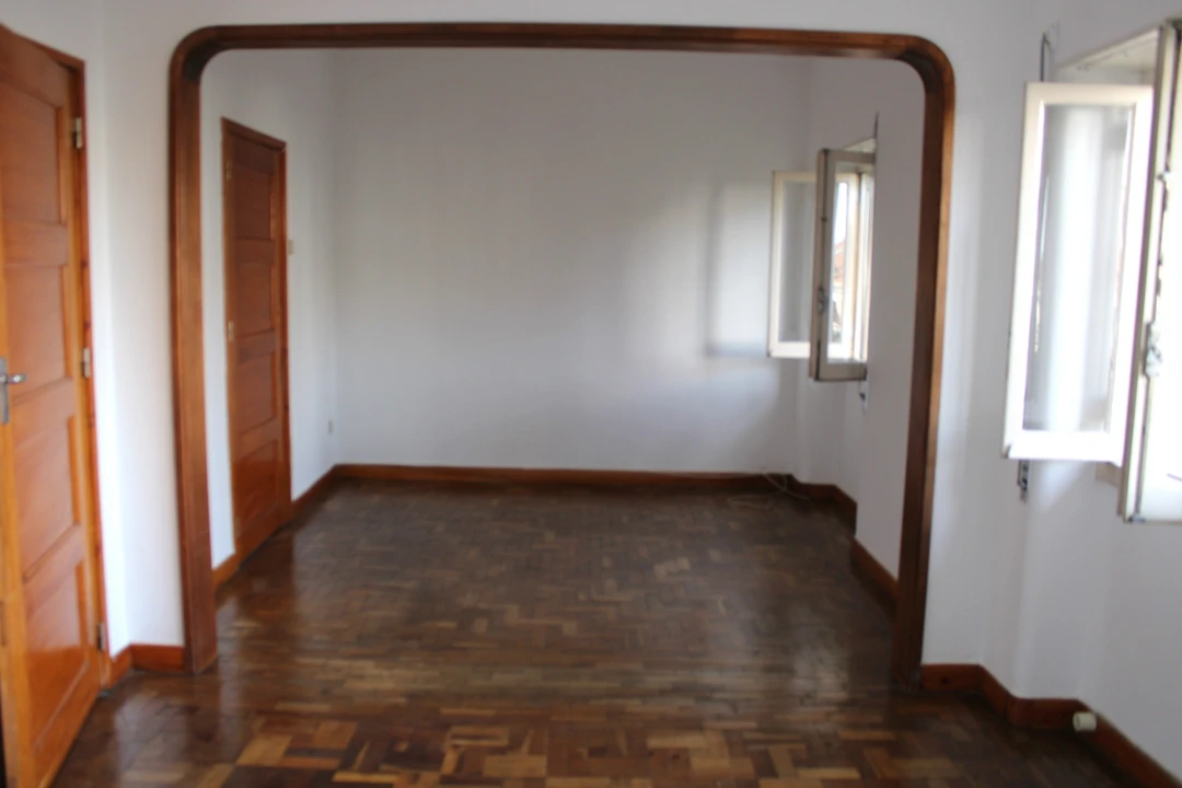Apartamento T3 para Arrendamento em Santo Antonio dos Olivais Foto 2