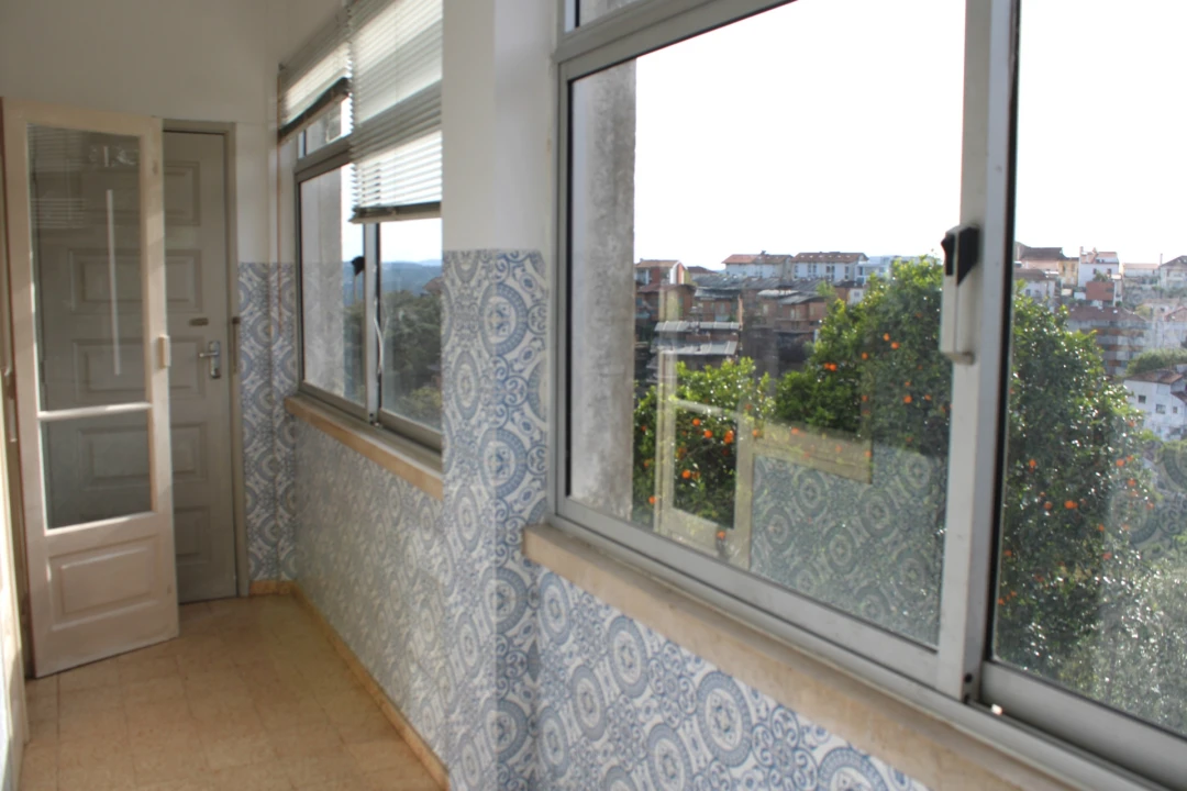 Apartamento T3 para Arrendamento em Santo Antonio dos Olivais Foto 13
