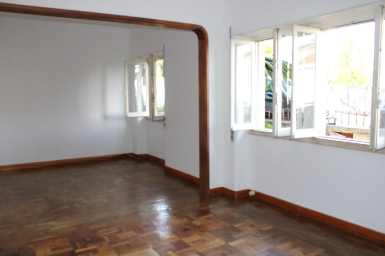 Apartamento T3 para Arrendamento em Santo Antonio dos Olivais Foto 3
