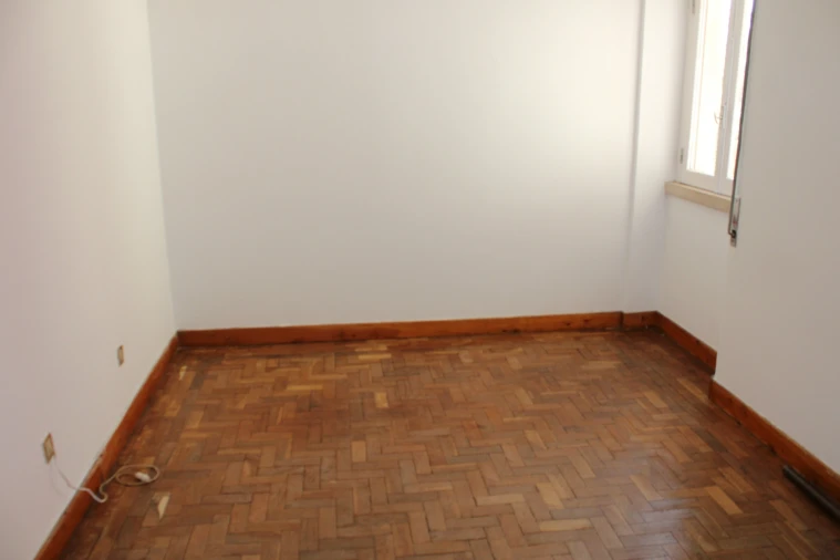 Apartamento T3 para Arrendamento em Santo Antonio dos Olivais Foto 5