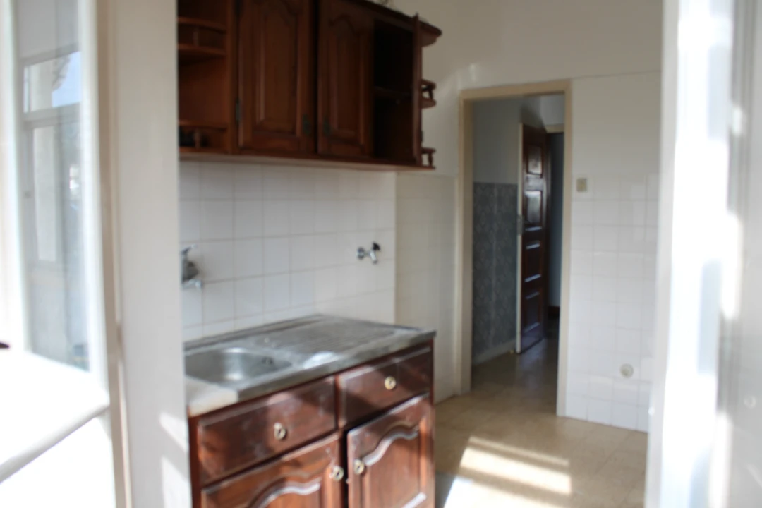 Apartamento T3 para Arrendamento em Santo Antonio dos Olivais Foto 10