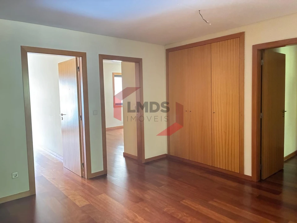 Apartamento T5 para Venda em Paranhos Foto 3