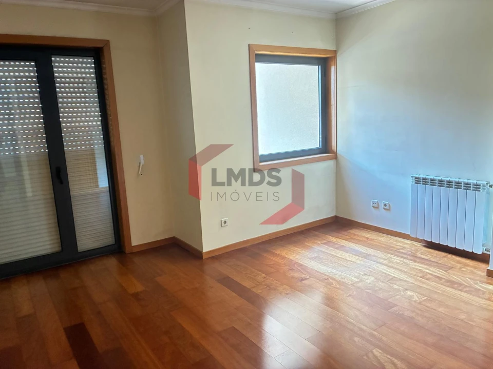 Apartamento T5 para Venda em Paranhos Foto 9