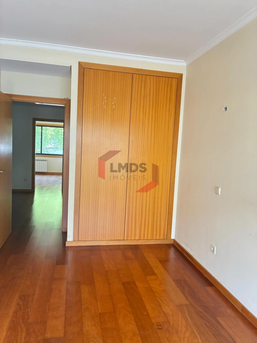Apartamento T5 para Venda em Paranhos Foto 4