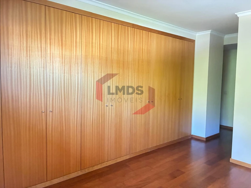 Apartamento T5 para Venda em Paranhos Foto 11