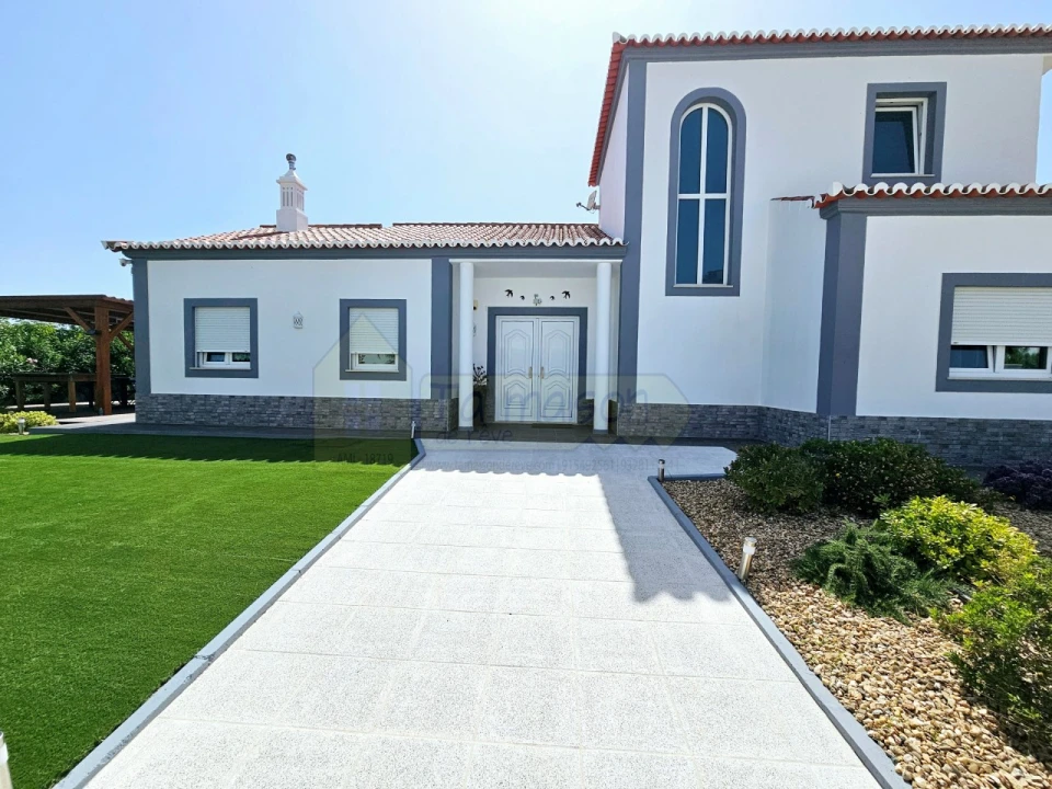 Moradia T4 para Venda em Quelfes Foto 2