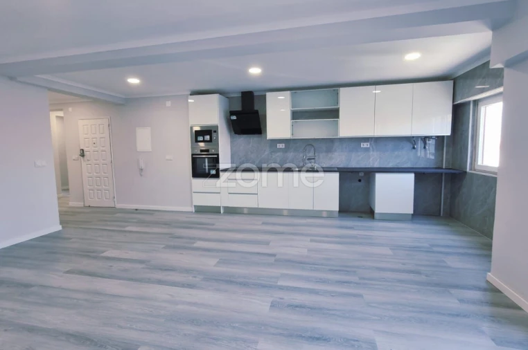 Apartamento T4 para Venda em Amora Foto 2