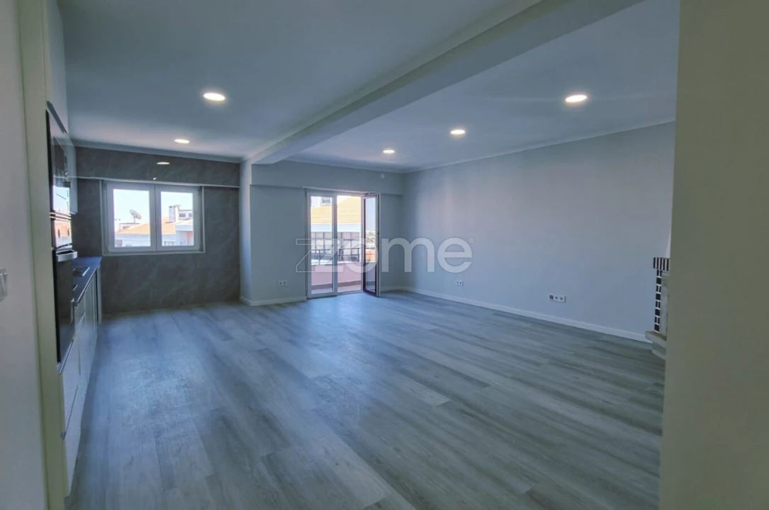 Apartamento T4 para Venda em Amora Foto 4