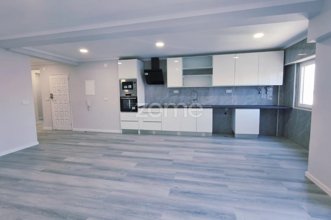 Apartamento T4 para Venda em Amora Foto 2