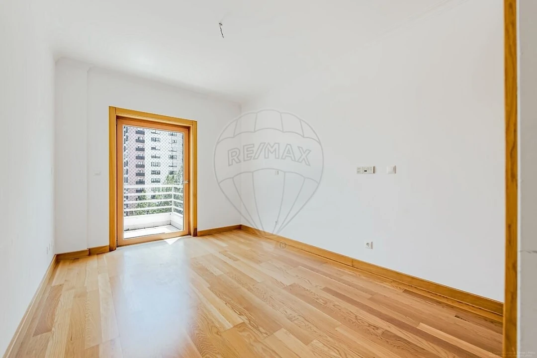 Apartamento T4 para Venda em Alfragide Foto 6