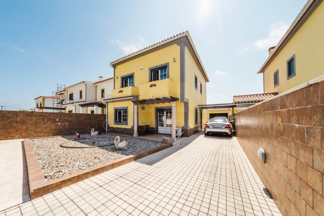 Moradia T4 para Venda em Olho Marinho Foto 2